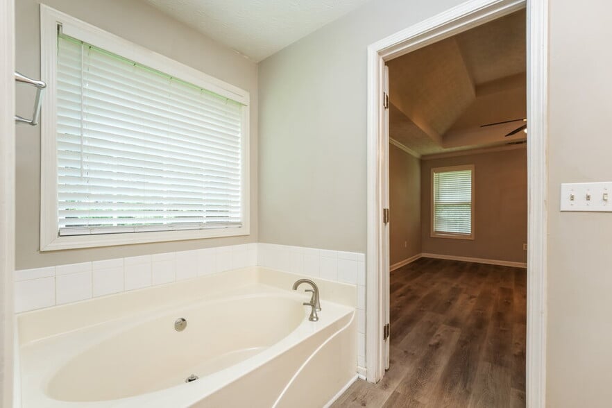 Building Photo - 663 Stonecrest Dr