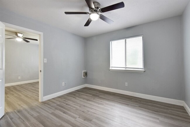 Building Photo - 214 Columbia Dr