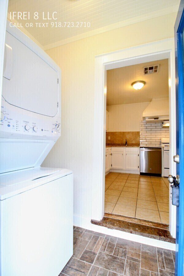 Building Photo - 2865 E Admiral Pl