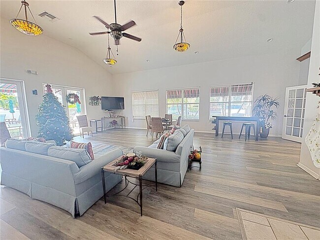 Building Photo - 1200 Country Club Dr