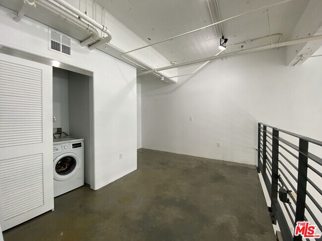 Building Photo - 1130 Flower St