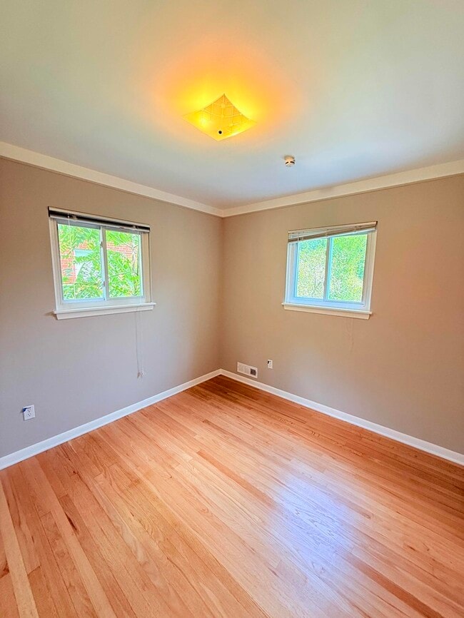Building Photo - 1718 Cresthill Ave