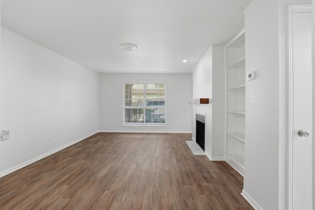 Building Photo - 1860 White Oak Dr
