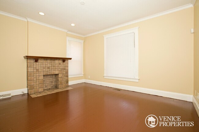 Building Photo - 66 E Northwood Ave
