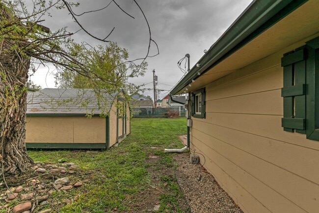 Building Photo - 2 Bed - 1 Bath - Pet Friendly