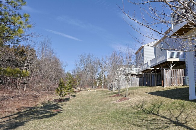 Building Photo - Move-in ready Townhome in Wenworth Green C...