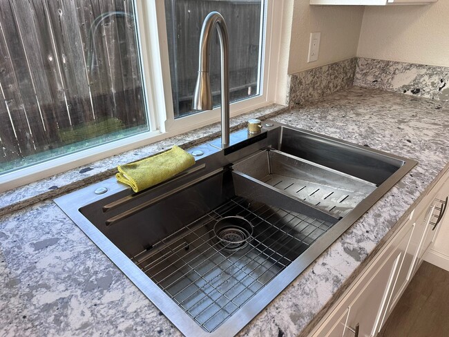 Building Photo - Excellent Florin Area 3bd/2bath home updat...