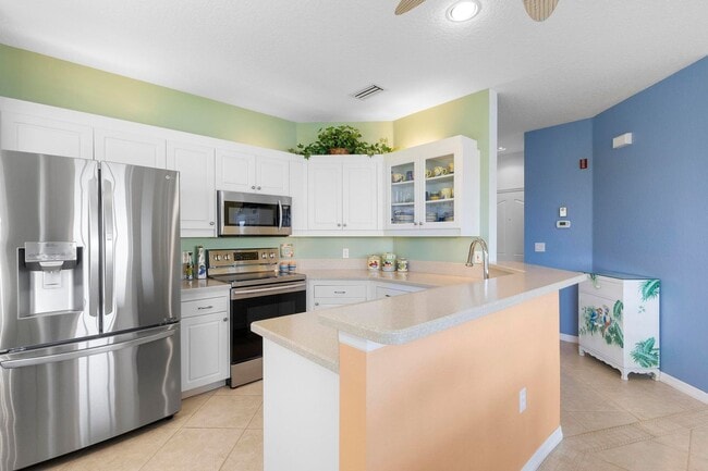 Building Photo - Beautiful Fully Furnished 3/2 Bouchelle Is...
