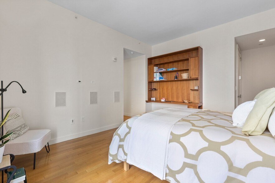 Building Photo - 400 Stuart St