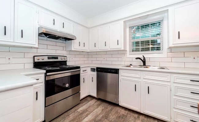 Building Photo - Bright, updated home!