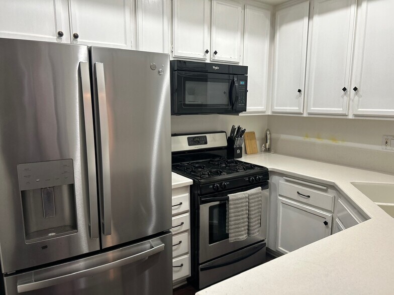 kitchen with newer appliances - 3913 N Virginia Rd