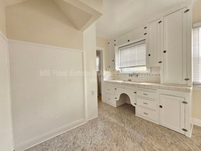 Building Photo - 807 Oro Terrace