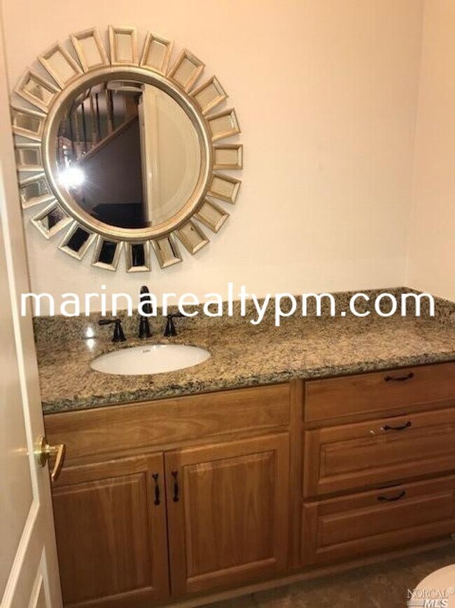 Building Photo - Gorgeous 3 bedroom 2.5 bath 2 story Townho...
