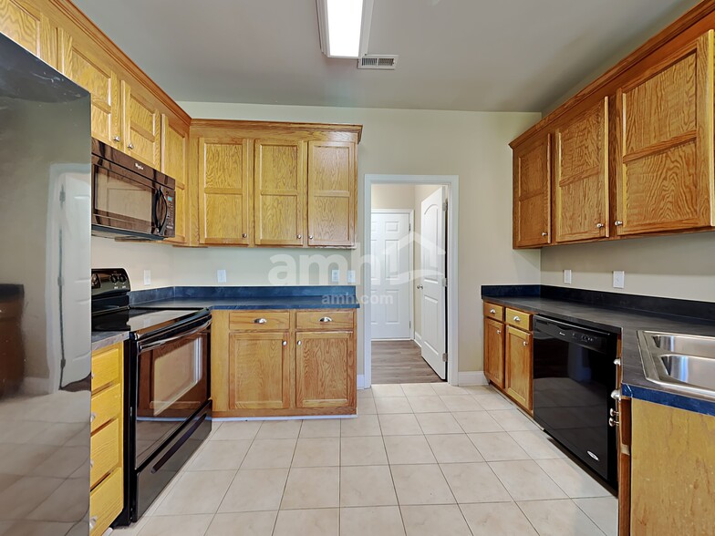 Building Photo - 220 Ash Dr