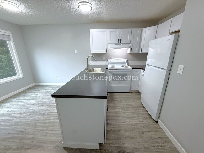 Building Photo - Newly Renovated 2-bedroom Apartment in Skylark Apartments