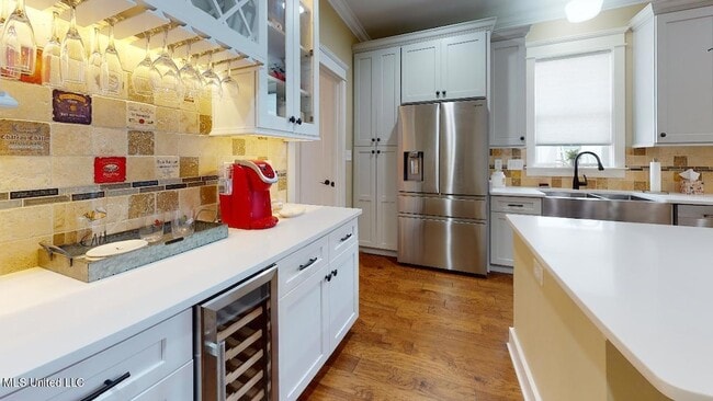 Building Photo - 612 Allendale Ave