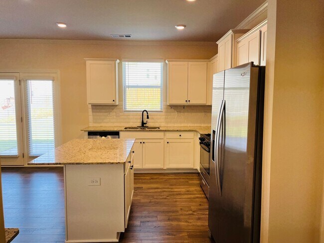 Building Photo - WOW! 5 bedrooms, 4.5 baths with a guest be...