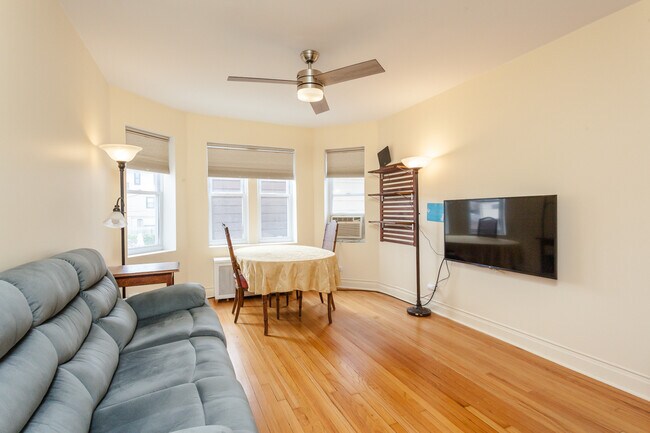 Building Photo - 2837.5 N Sawyer Ave