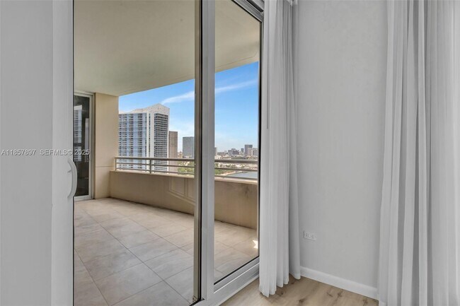 Building Photo - 848 Brickell Key Dr