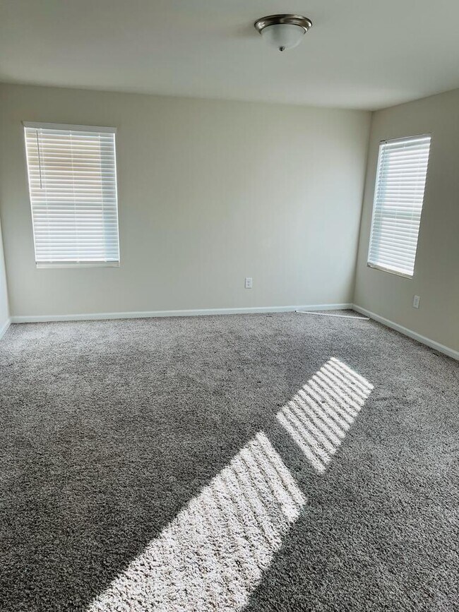 Building Photo - 280 Brook Farm Ln