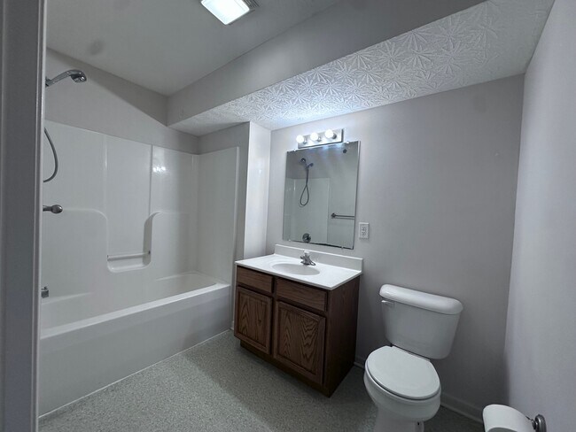 Building Photo - 4 Rose Garden Ln