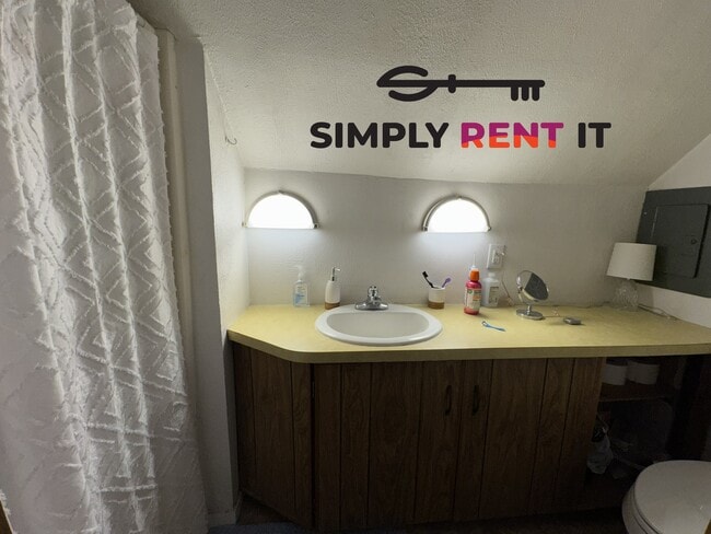 Building Photo - Upper Level Studio Near Campus, Free Parki...