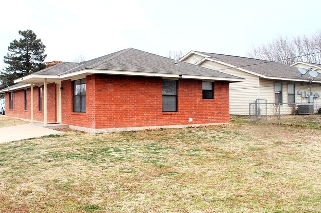 Building Photo - 1916 SW E Ave, Unit B- NOW AVAILABLE!