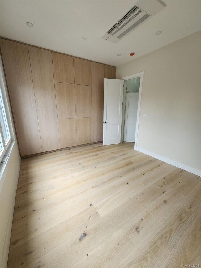 Building Photo - 14 Hausman St