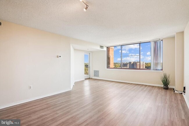 Building Photo - 10101 Grosvenor Pl