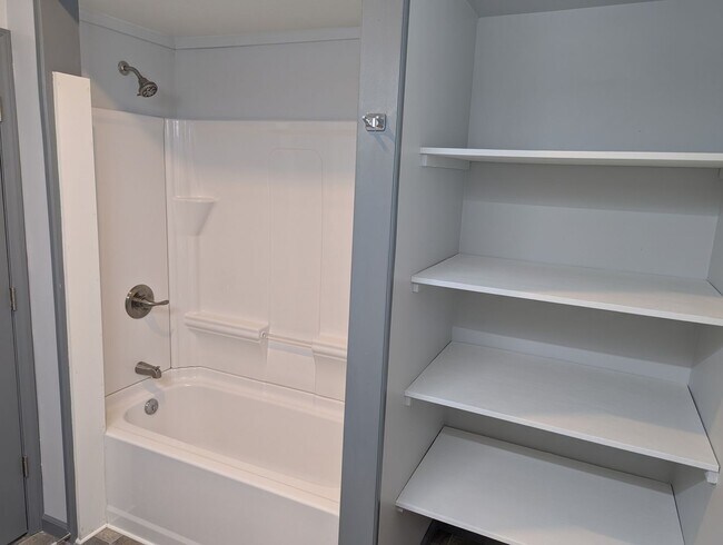 Building Photo - 473 Walnut St