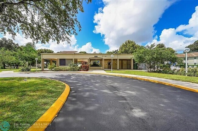 Building Photo - 111 Gardens Dr