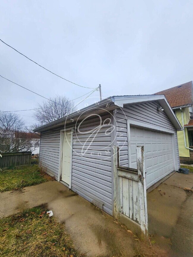 Building Photo - Charming 3–4 Bedroom West Toledo Home with Bonus Room & Garage