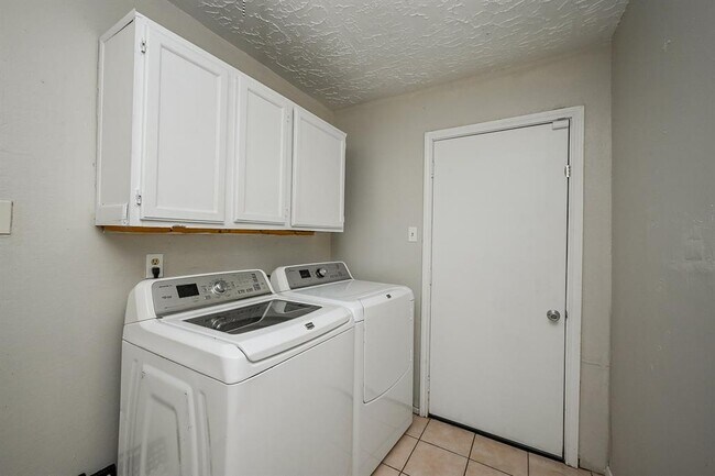 Building Photo - 7407 W Fuqua St