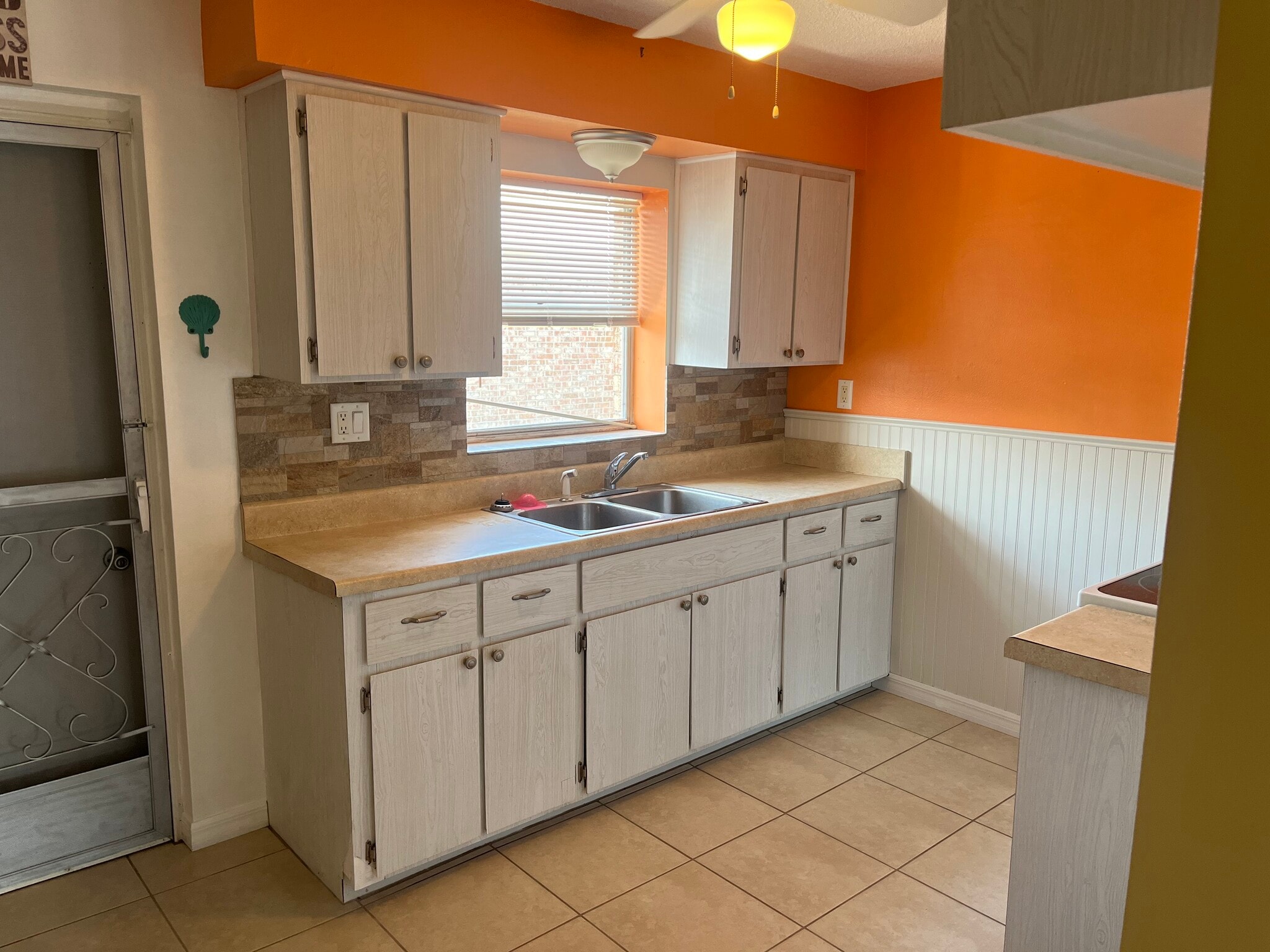 Kitchen - 190 E Olmstead Dr