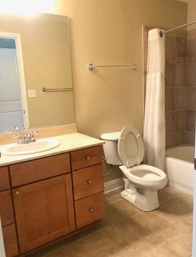 Building Photo - Top Floor Condo in Great Carmel Location!