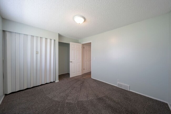 Building Photo - Charming Condo in Meadowbrook Village w 1 ...