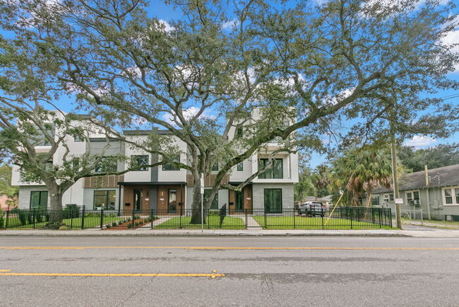 Building Photo - LIKE NEW Luxury Townhome For Rent in Tampa...