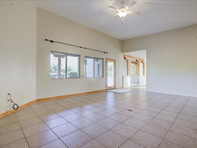 Building Photo - 4 Bedroom 4 Bathroom