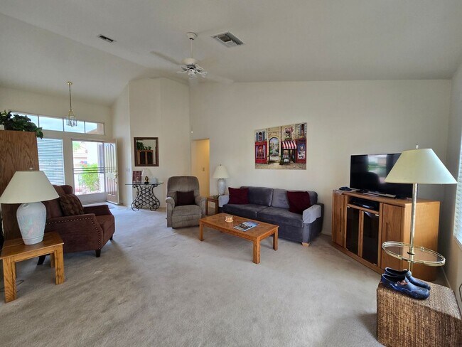 Building Photo - Fully Furnished single story 2 bed 2 bath ...
