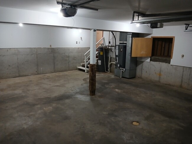 Building Photo - MOVE IN READY!!! 3 Bedroom, 2 Bath, 2 car Garage House For Rent