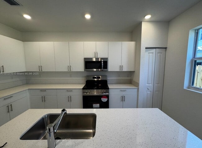 Building Photo - 132 SW 184th Way