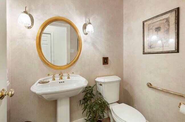 Building Photo - 16201 Surrey Ln