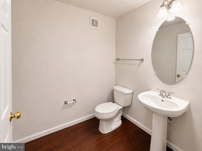 Building Photo - 6076 Wicker Ln