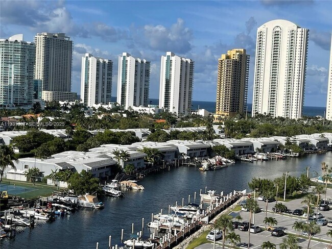 Building Photo - 400 Kings Point Dr