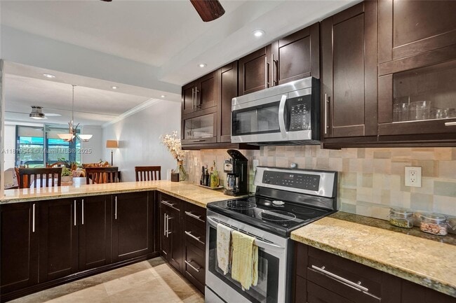 Building Photo - 9410 N Hollybrook Lake Dr
