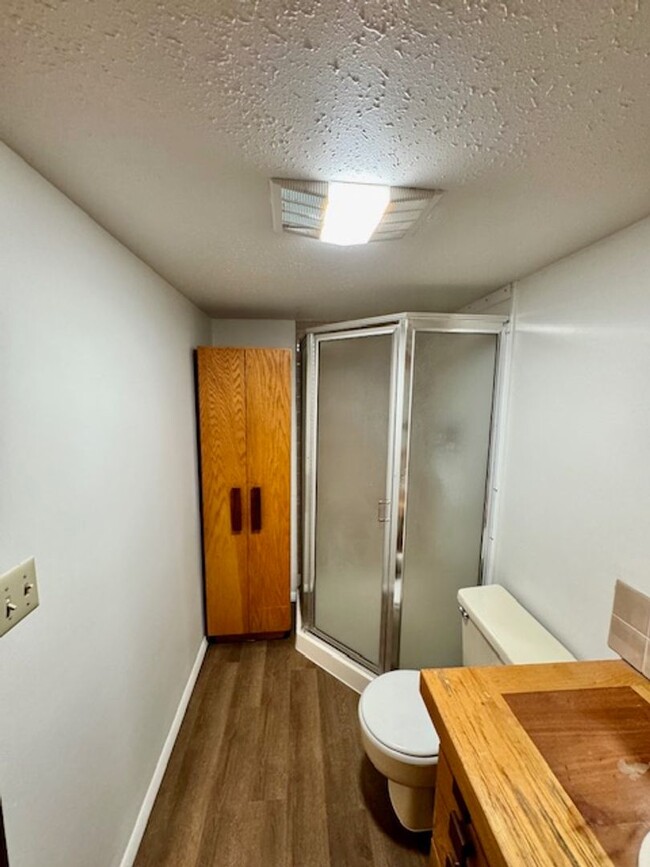 Building Photo - 4 Bedroom, 2.5 Bathroom Townhouse, Close t...