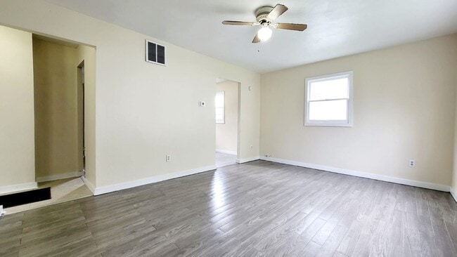Building Photo - 529 S Kenmore St