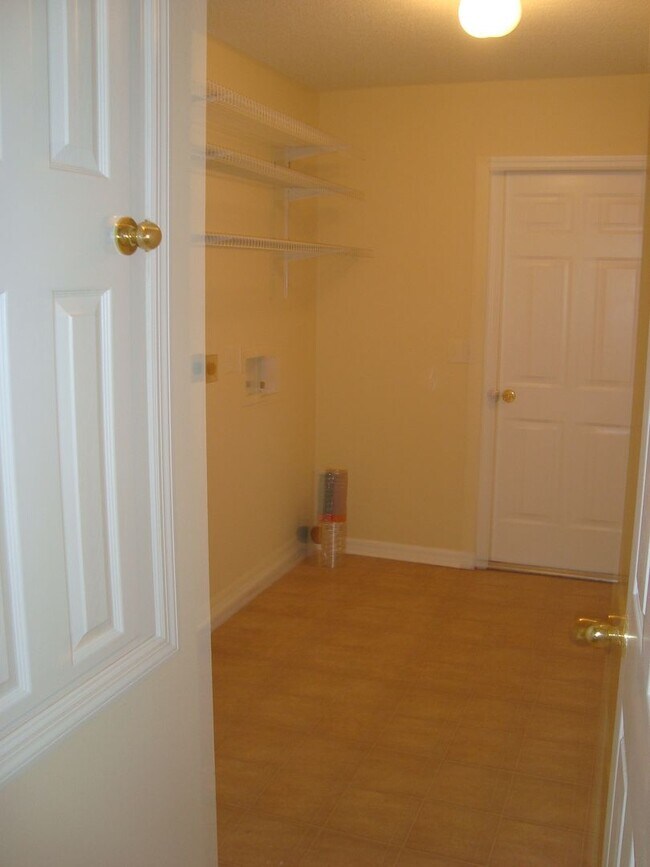 Building Photo - LARGE 3/2/2 WITH 2035 SQ. FEET OF LIVING S...