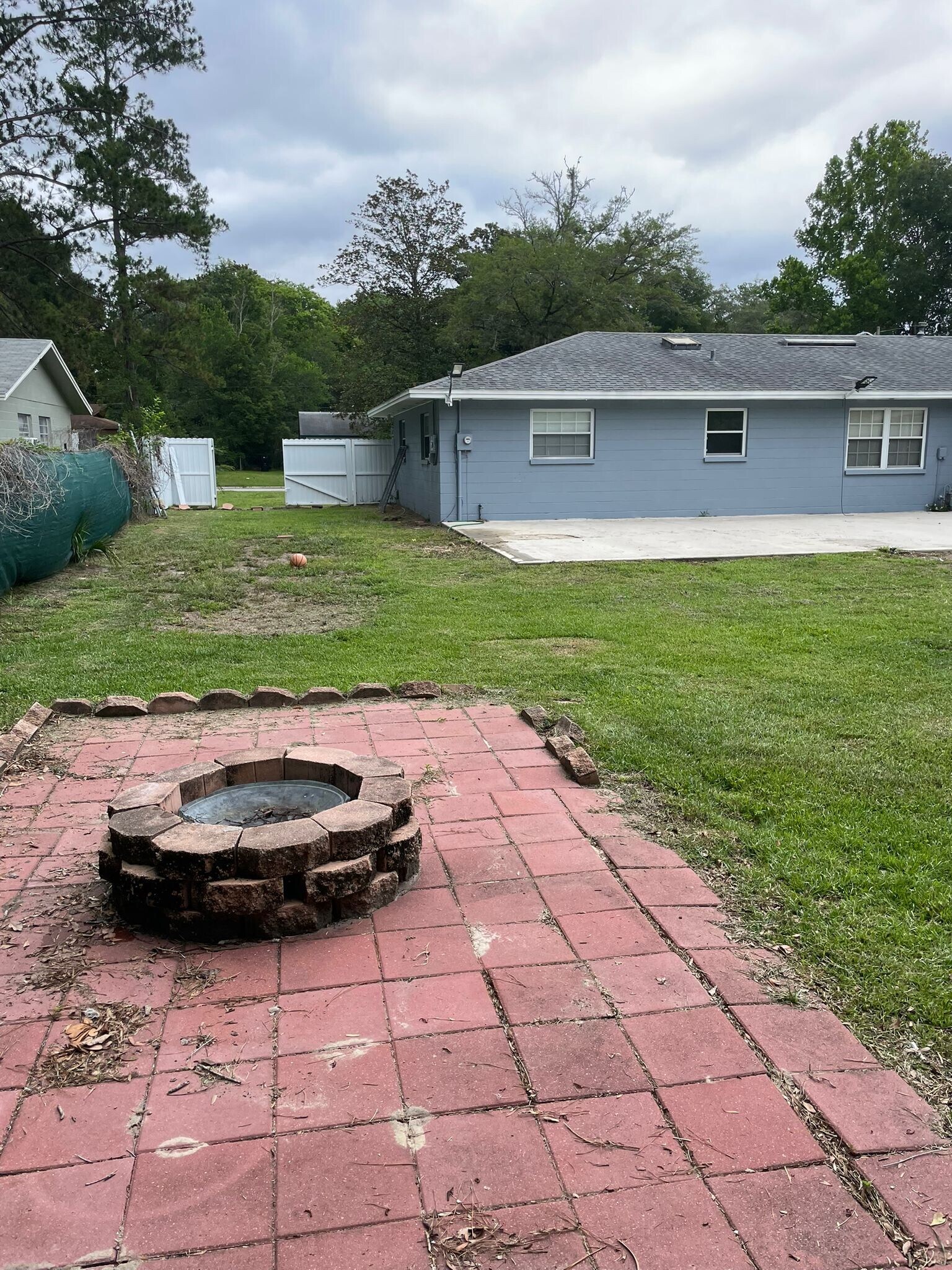 Building Photo - 1704 NW 39th Ter