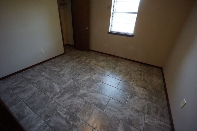 Building Photo - Nice 3 bed 1.5 Bath house, total electric